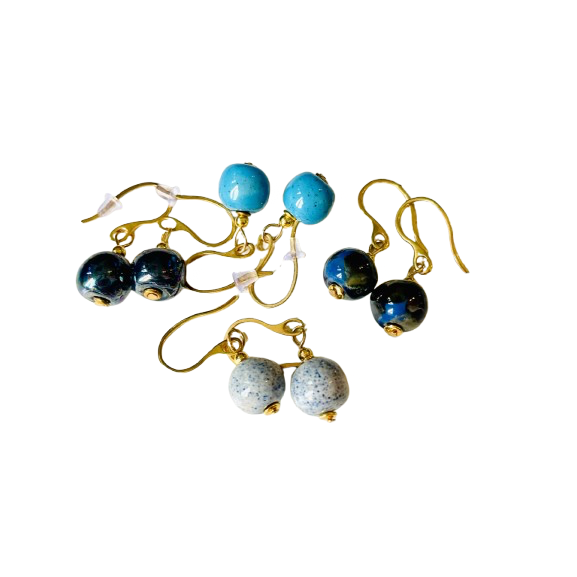 KAZURI | 4x Oorbel haak Classic | Early Blue Gold | Fairtrade | keramiek