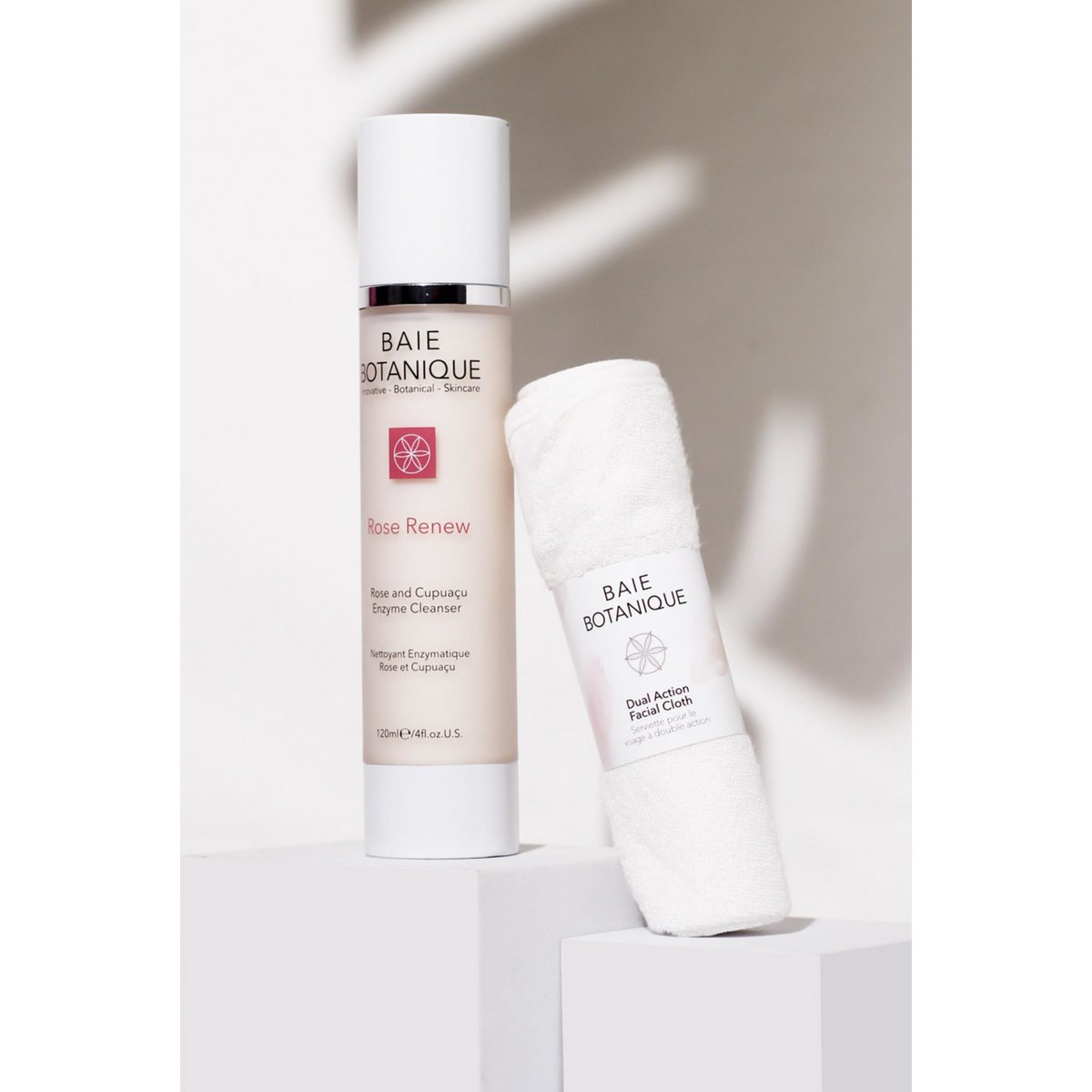 Le nettoyant enzymatique Rose+Cupuaçu fond doucement