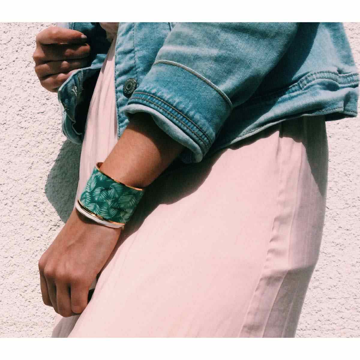Multicolored email manchet armband gouden afwerking