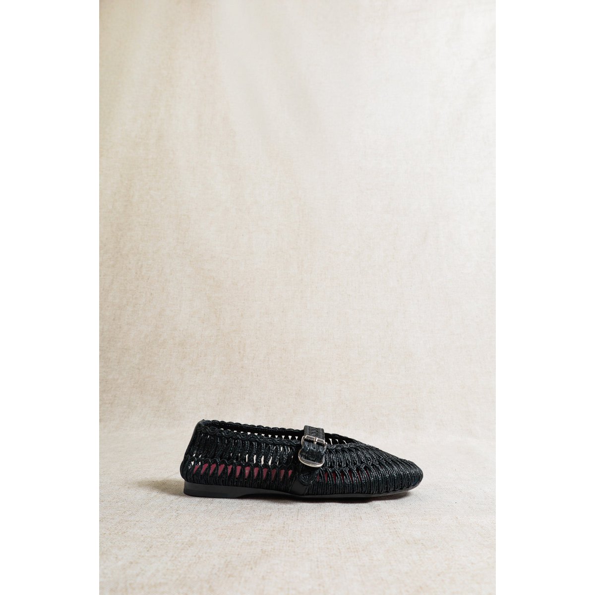 DORIS BLACK – Mary-Jane-Flats aus geflochtenem Raffiabast