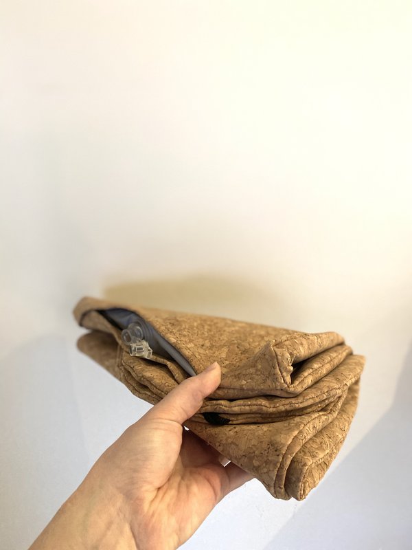 Inflatable nursing pillow in natural cork