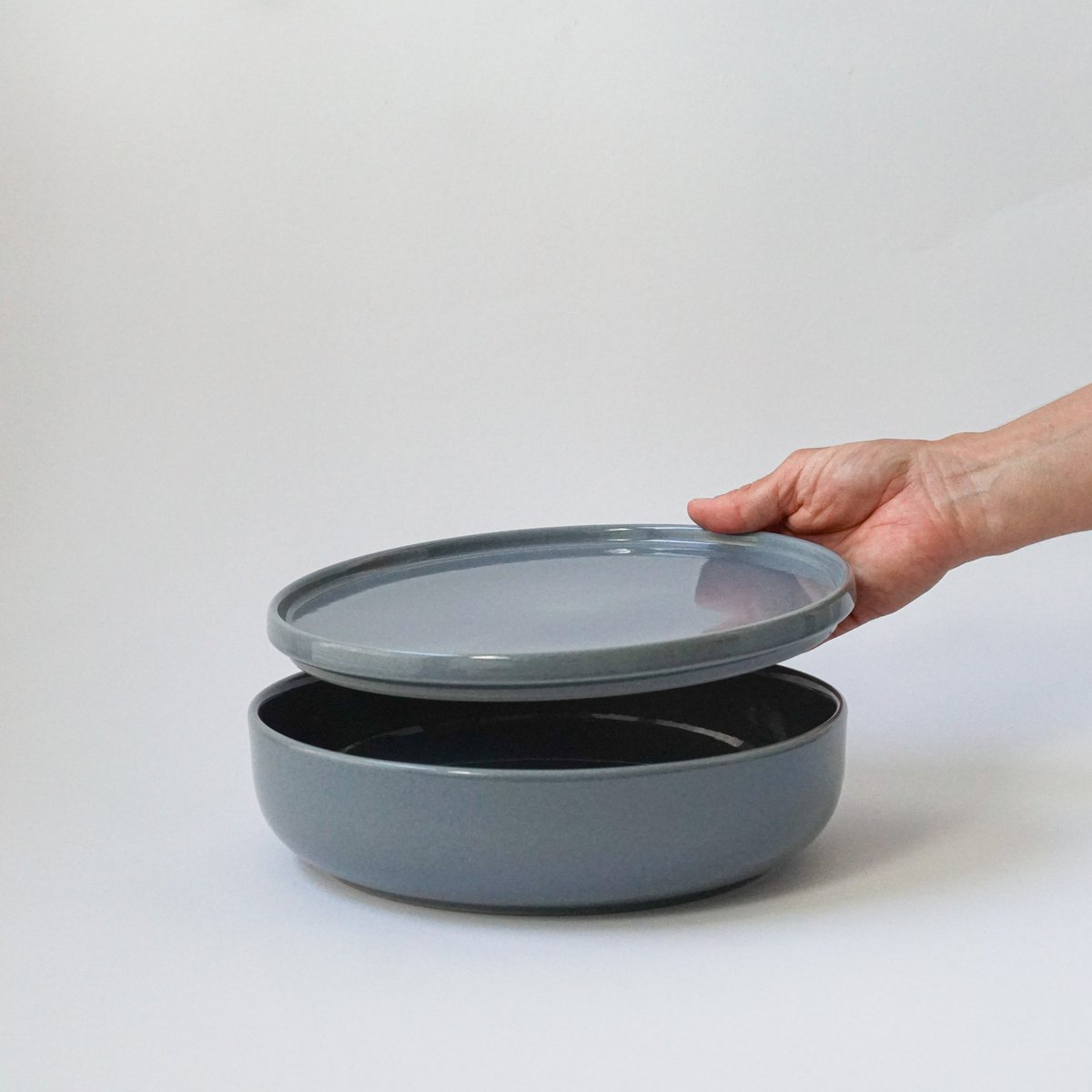 Shell 22 cm with lid/plate Hollyhock - Fjord Blue - 1,000 ml