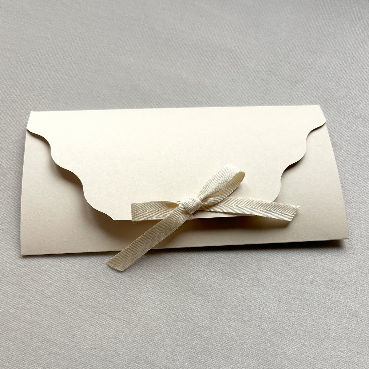 Geschenkverpackung, Gutscheinverpackung, Geldgeschenk, Konzertkarten, Umschlag SAND mit Wellenschnitt und Naturband (VE = 5 Stück) 