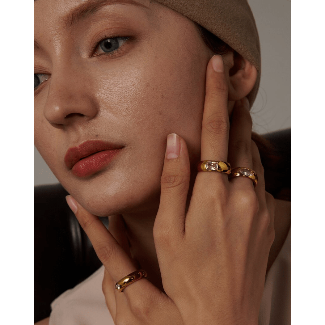 Anello in oro semplice con cristalli dorati