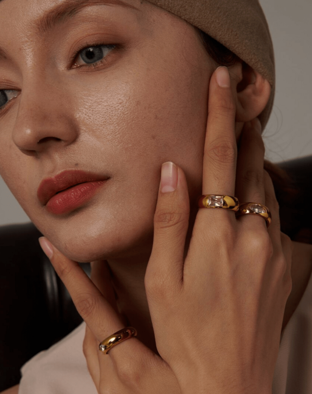 Anello in oro semplice con cristalli dorati