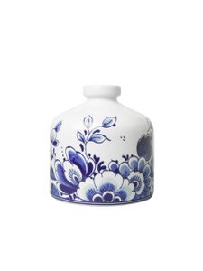Vase around flower