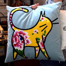 Kissen Flower Cat von Ami Imaginaire