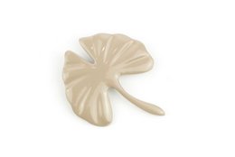 broche de ginkgo lacado café crema