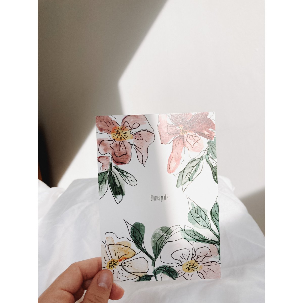 Tarjeta doblada de saludos florales
