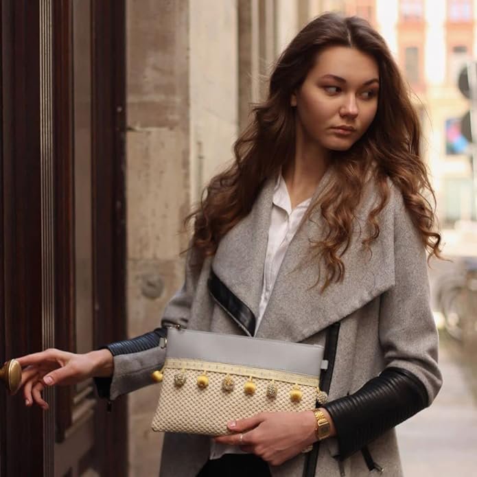 Gewebte Strohtasche "Valetta" Klein // 2 in 1 Umhängetasche & Stroh-Clutch mit Bommel // Gewebte Strandtasche, Basttasche, Flechttasche, Crossbody Tasche für Sommer, Strand - Boho Chic