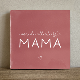 A 10x10 cm tile with the text "voor de allerliefste MAMA" (for the dearest mom) in white text on a pink background.