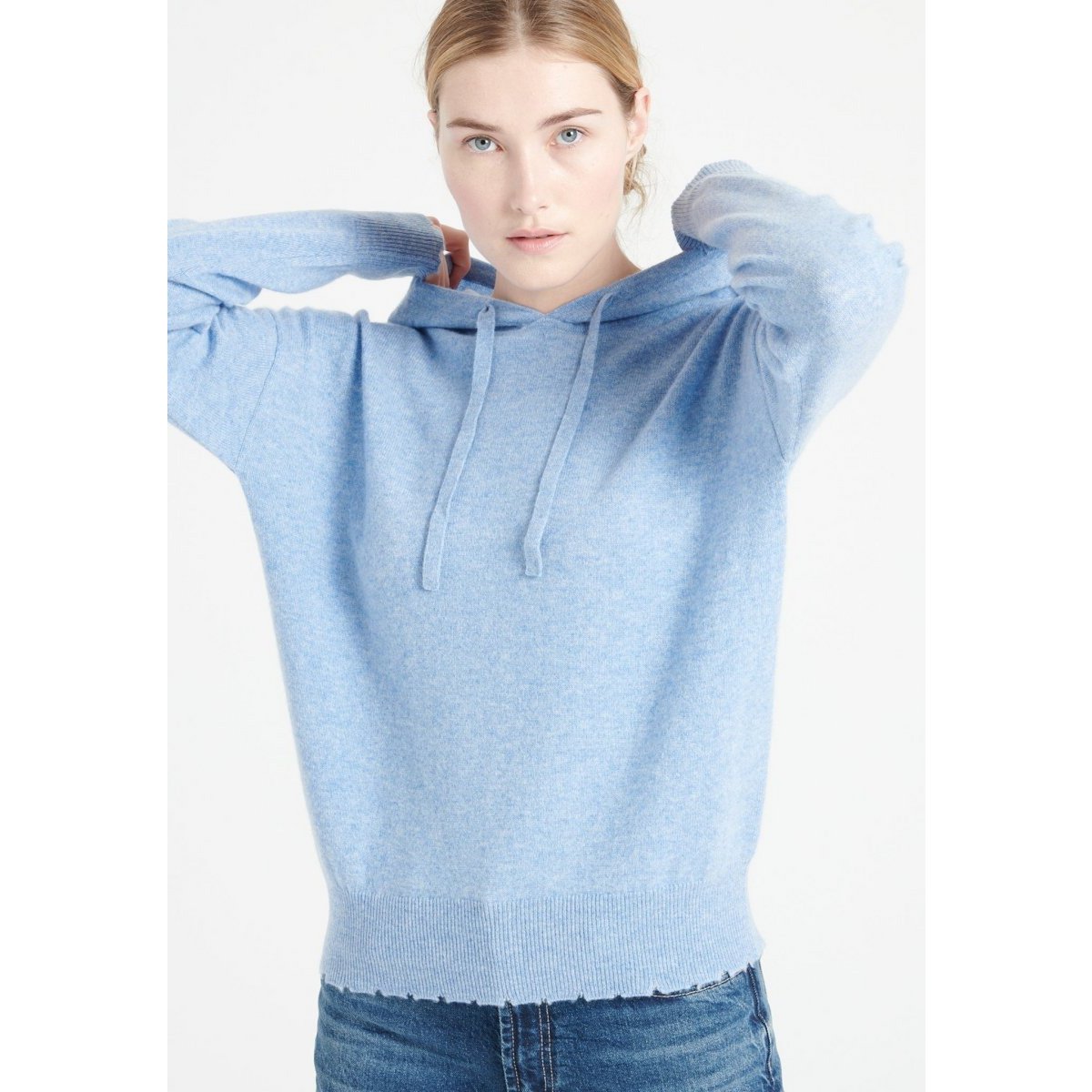 MIA 16 Sudadera con capucha de cachemir con acabados cincelados azul cielo