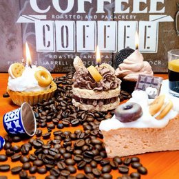 LAVURI® Caramel Slice - Cake - with whipped cream, chocolate bars and cookie rings as decoration