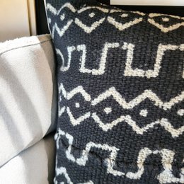 Sort malian 30x50 pudebetræk i mudderstof med primitivt afrikansk håndstempeldesign
