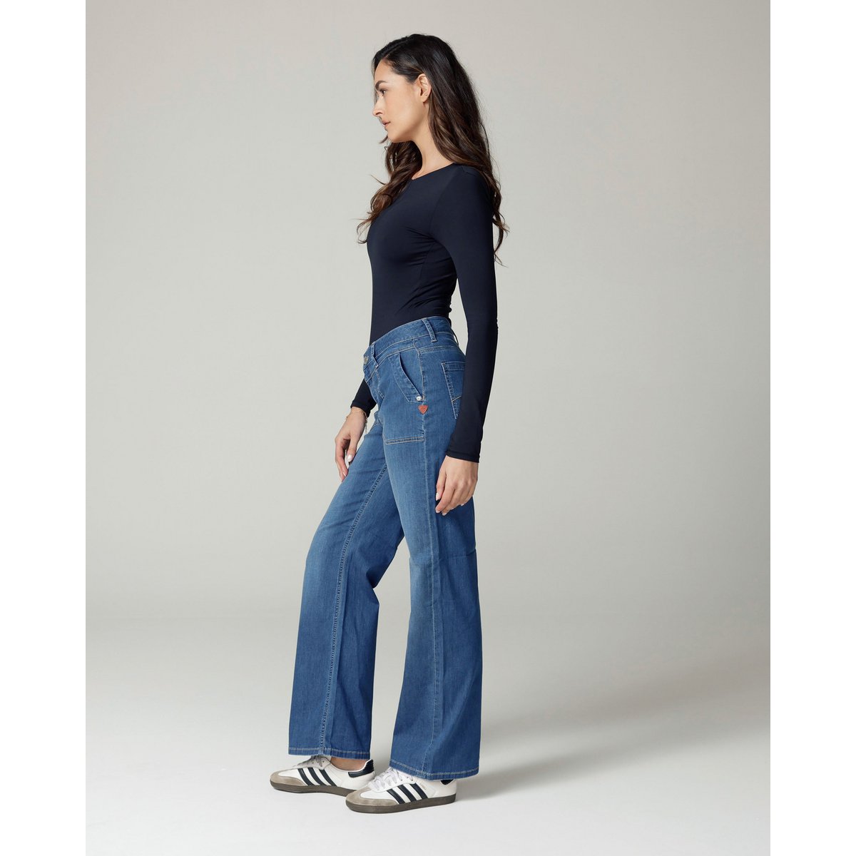 Mellemblå højtaljede jeans med brede ben | Kirsebæret