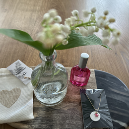 Olfactory necklace and perfume pouch "Souffle de Rose" - Pendant with floral design, glass bottle, and fabric pouch in pink and white colors.
