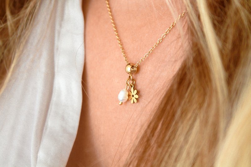 Blomster- og perlehalskæde - guld