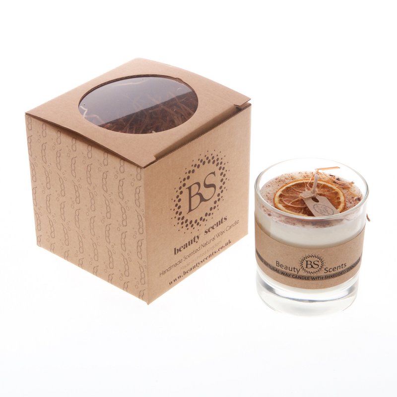 Grande bougie de soja parfumée à la cannelle râpée dans un récipient en verre