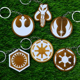 Star Wars houten sleutelhangers - met de hand geschilderde laser gesneden houten sleutelringen - Mandalorian, Jedi, Empire, Rebel, Republic, First Order - Geek Gifts for Fans