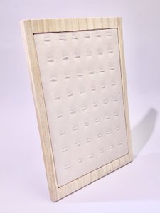 Houten display voor 48 hangende charmes met geïntegreerde vouwvoet