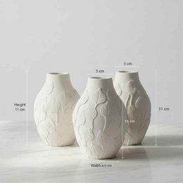 Les Fleurs "Water Lily" - Vase for Dried Flowers like Pampas Grass, 11 x 7.5 cm, Round Ceramic Vase with Petal Pattern