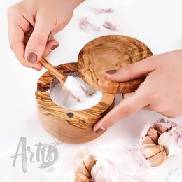 Salero de madera de olivo hecho a mano con tapa y cuchara