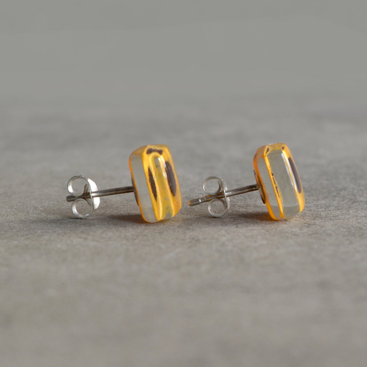 Orecchini a bottone girasole in vetro riciclato e argento sterling 925