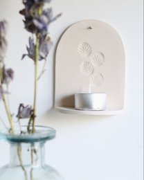 Ceramiczny wieszak ścienny ze świecą