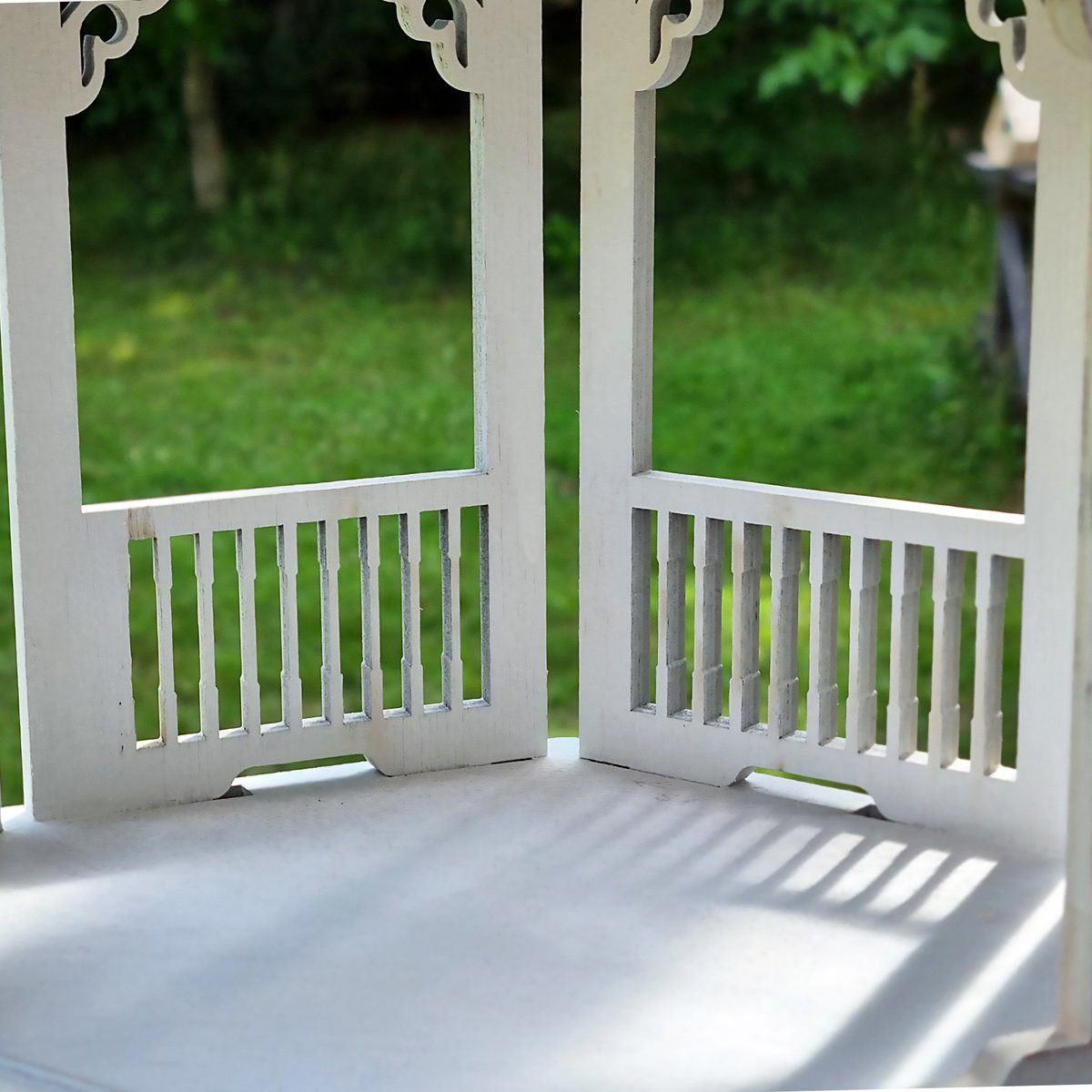 Gazebo-vormige witte vogelvoederbak