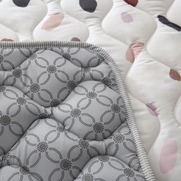 Hakuna mat quiltet legemåtte – konfetti (1,27 x 1,27 m)