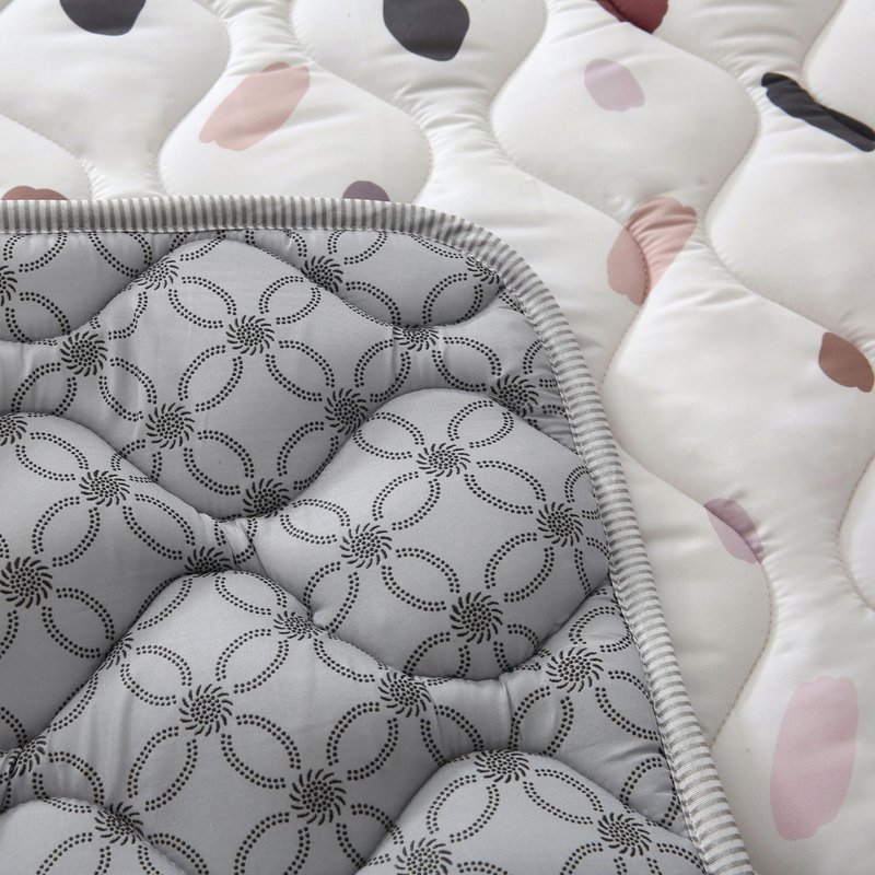 Hakuna mat quiltet legemåtte – konfetti (1,27 x 1,27 m)