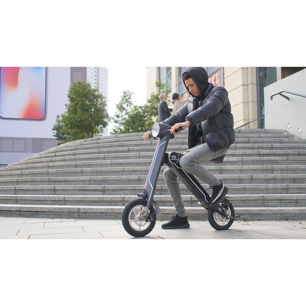 De officiële exclusieve Cruzaa E-Scooter Carbon Black