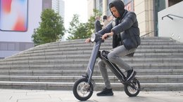 De officiële exclusieve Cruzaa E-Scooter Carbon Black