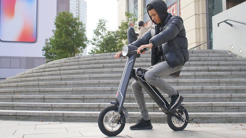 Der offizielle exklusive Cruzaa E-Scooter Carbon Black