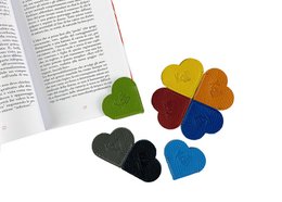 K0038AB | Made in Italy Heart Bookmark in echt volnerf leer, dollar grain - Zwarte kleur - Afmetingen: 6 x 5,5 x 0,5 cm - Verpakking: stijve bodem/deksel Geschenkdoos