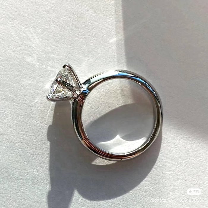 Anello solitario in moissanite a 6 artigli senza tempo