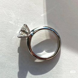 Anello solitario in moissanite a 6 artigli senza tempo