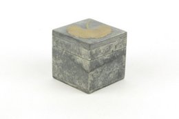 Petite boîte cubique en pierre avec gingko en laiton cuivré