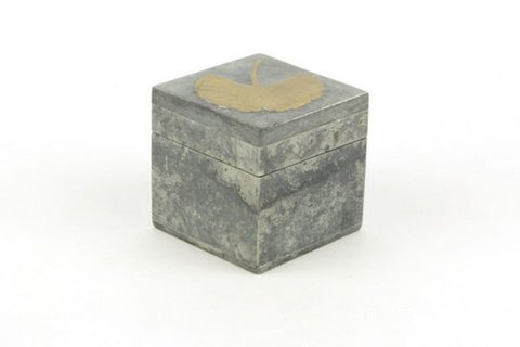 Kleine kubische Schachtel aus Stein mit kupferfarbenem Messing-Gingko