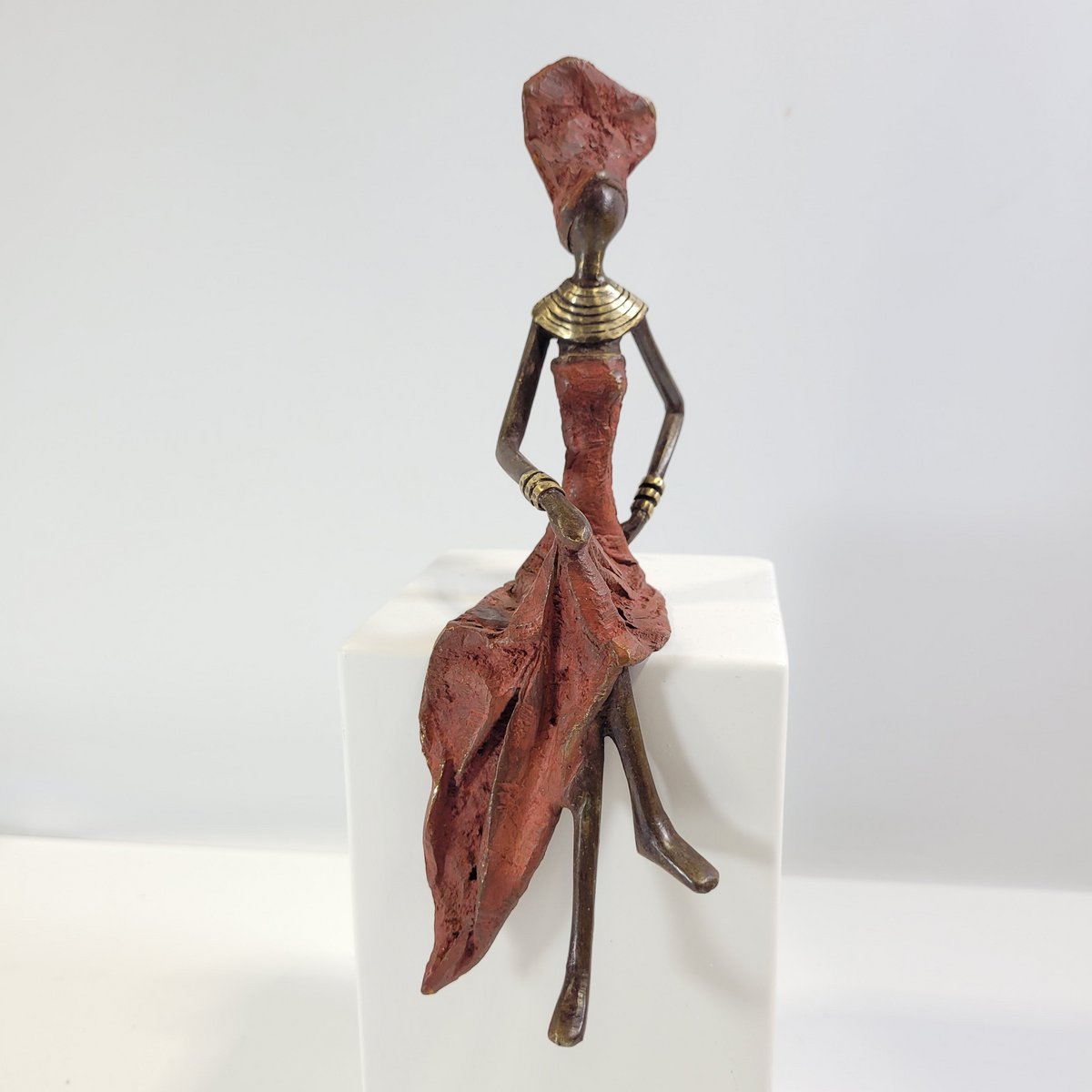 Escultura de bronce "Femme assise élégante" de Karim Sana | diferentes tamaños y colores