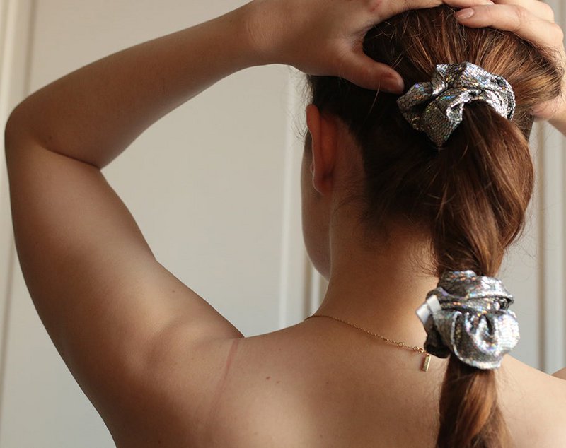 Sølvøgle scrunchie