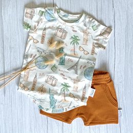 T-shirt à ourlet incurvé Voyagez à travers le monde - Design exclusif