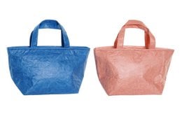 Two reusable thermal bags in blue and pink, made of PE foam material, measuring 35x15x20 cm, with 6 assorted pieces.