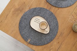 Set de table en feutre rond gris