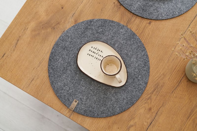 Set de table en feutre rond gris