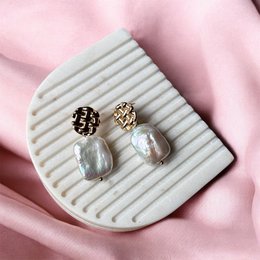 ARYA – Ohrringe mit rechteckiger Barockperle und Goldnadel