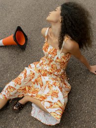 Kleid mit Wilde-Ozean-inspiriertem Print