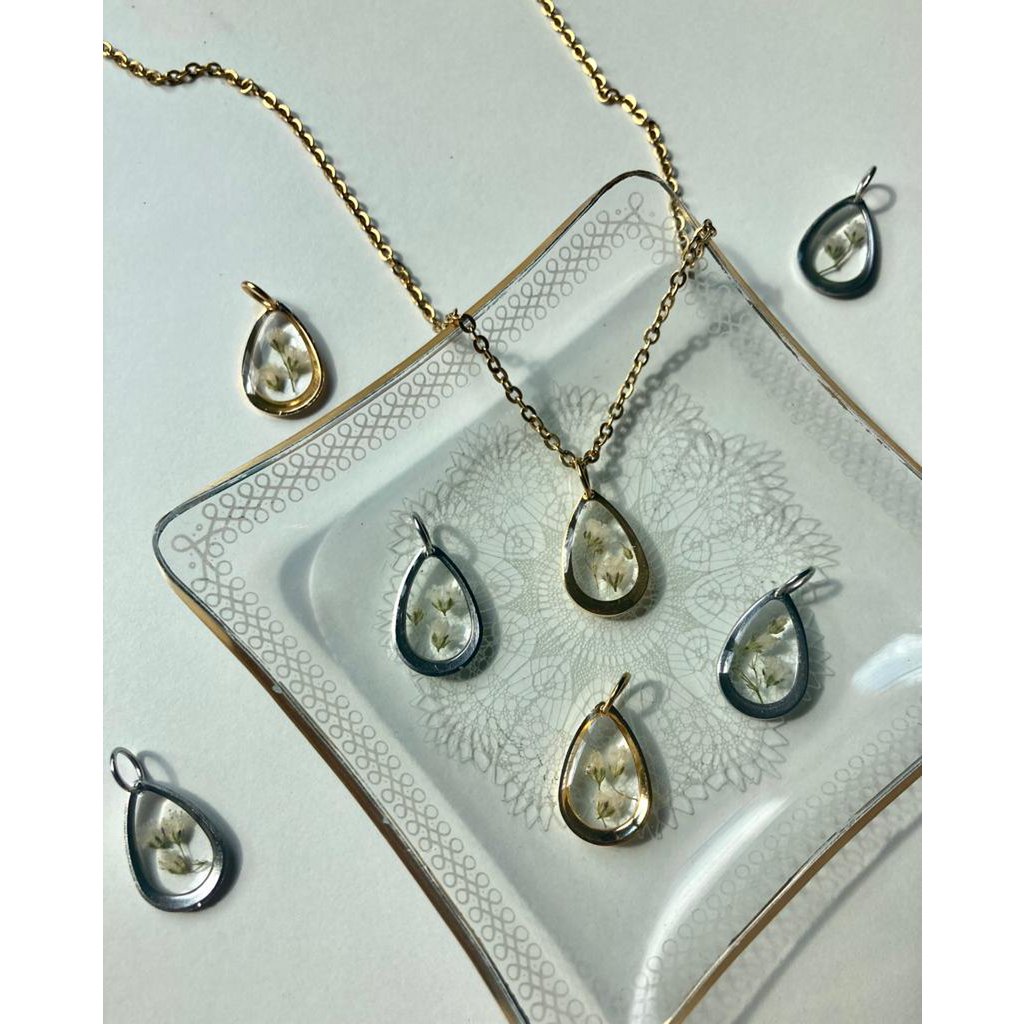 Resin/Stainless Steel Pendant gold/silver with Gypsophila (without necklace)