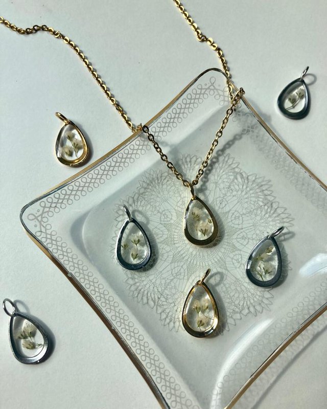 Resin/Stainless Steel Pendant gold/silver with Gypsophila (without necklace)