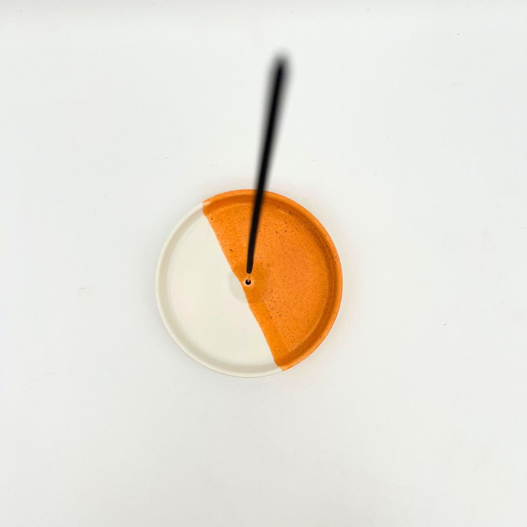 porte encens une journée ensoleillée - porte encens - céramique - rond - orange et blanc